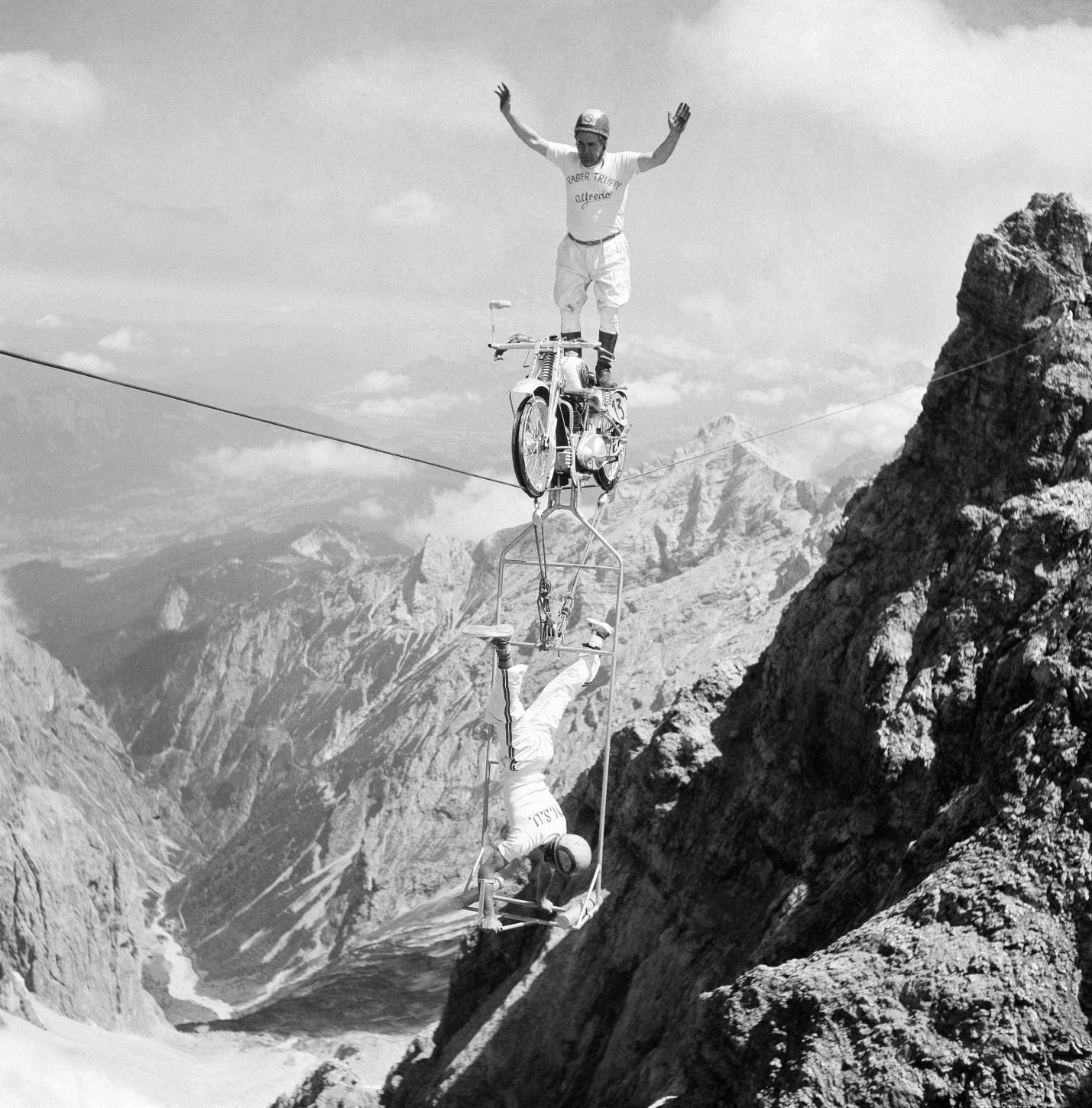 1953: Tight rope artists